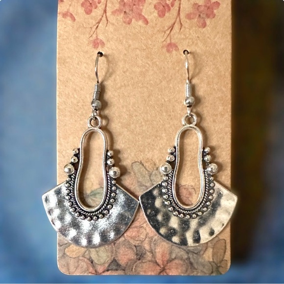Jewelry - Silver Tone Textured Dangle Earrings Vintage Style Rustic Lightweight Boutique